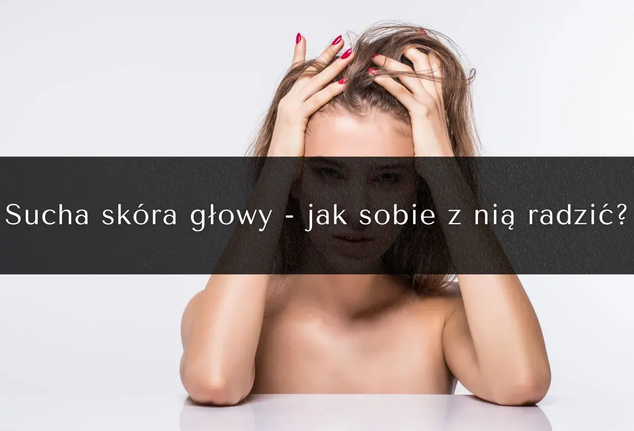 Kobieta z dłońmi we włosach, zmagająca się z suchą skórą głowy. Dowiedz się, jak nawilżyć skórę głowy i pozbyć się problemu.