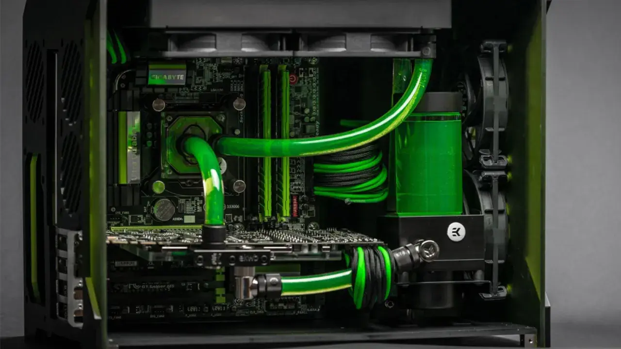 Sistema de refrigeración líquida con tubos verdes brillantes y un depósito lleno de líquido fluorescente, integrado en un PC de alto rendimiento.