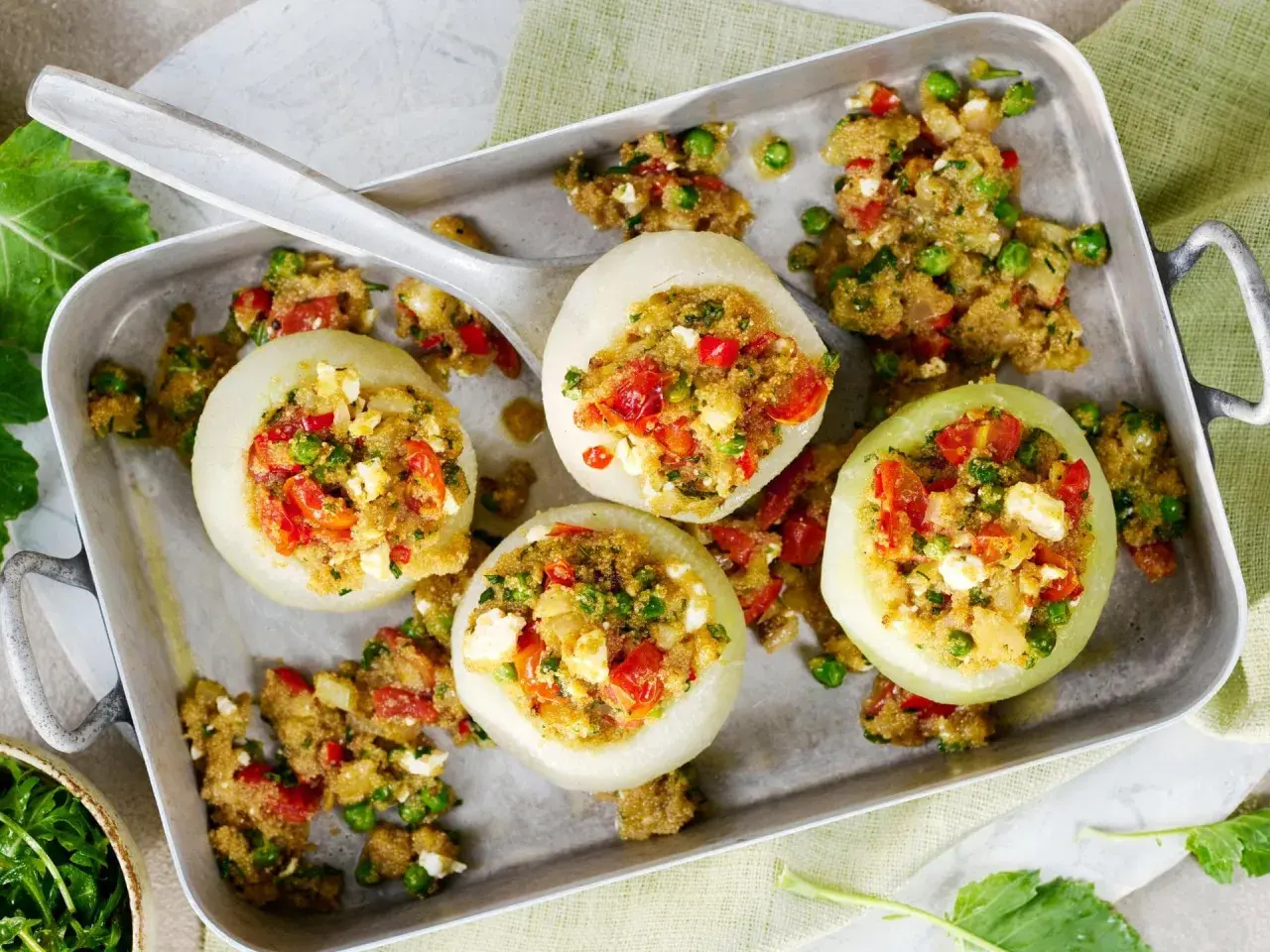 Gefüllte Kohlrabi-Schiffchen mit Quinoa, Tomaten und Erbsen. Köstliche Kohlrabi Rezepte für ein leichtes Gericht.