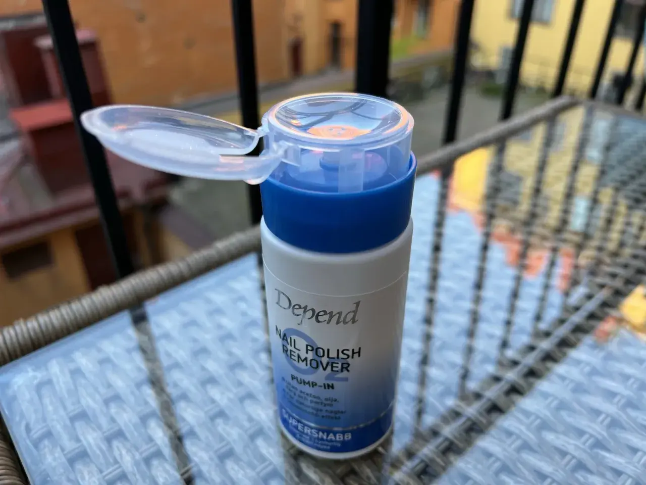 Depend nagellack remover med pumpfunktion. Perfekt för snabb och enkel borttagning av nagellack.