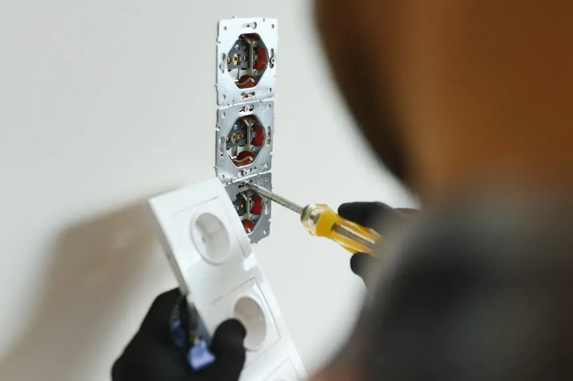 Brak prądu w części domu: Co robić? Poradnik elektryka