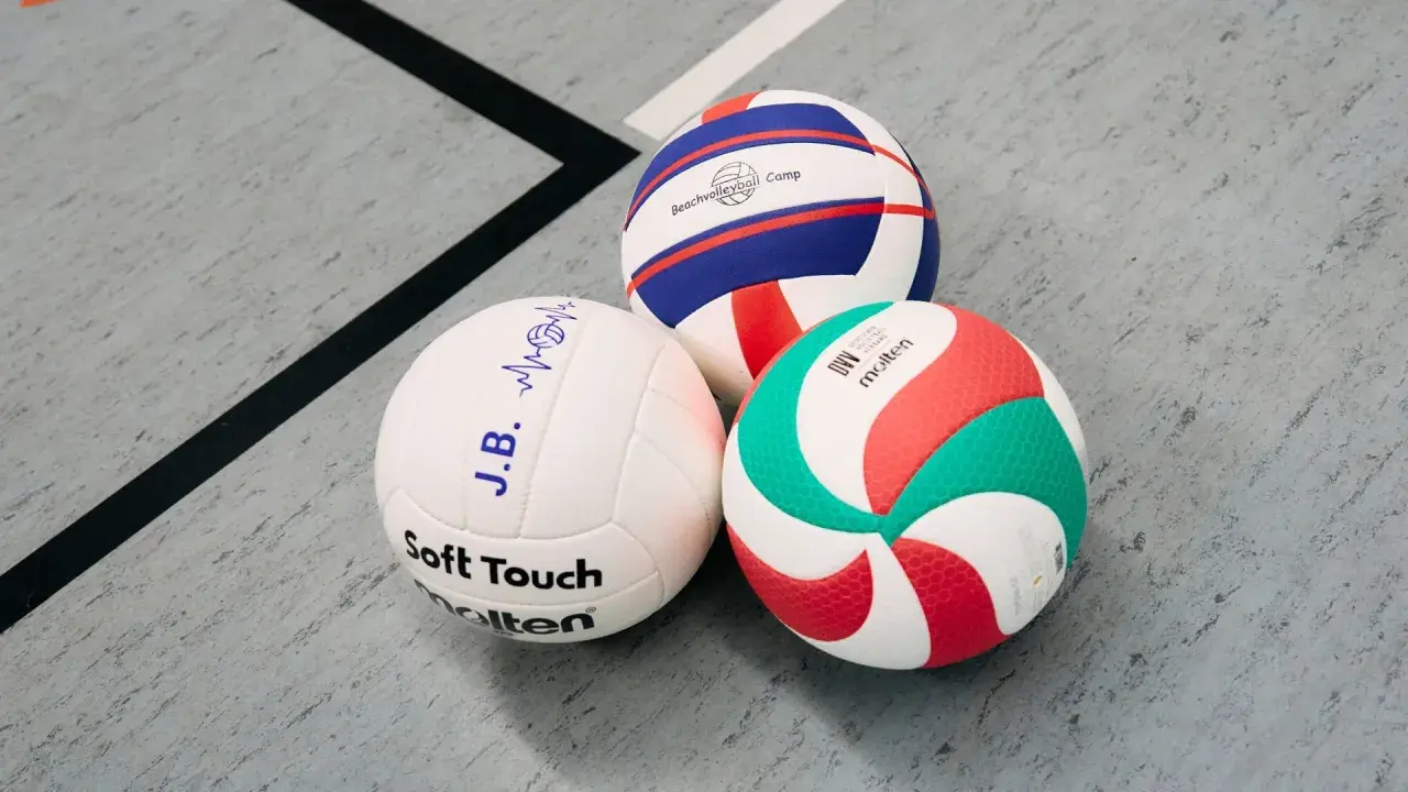 Trzy piłki siatkowe: biała z napisem "Soft Touch", biało-niebiesko-czerwona z napisem "Beachvolleyball Camp" i biało-zielono-czerwona Molten.