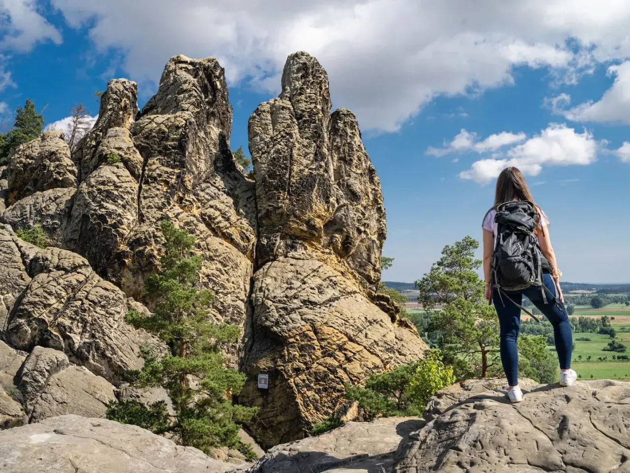 Wanderin bestaunt ein beeindruckendes Naturwunder Deutschlands: die bizarren Felsformationen der Externsteine.