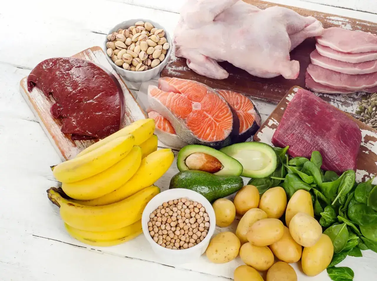 Bogactwo produktów bogatych w witamina b complex: wątróbka, łosoś, banany, awokado, ziemniaki, szpinak, mięso, drób, pistacje i ciecierzyca.