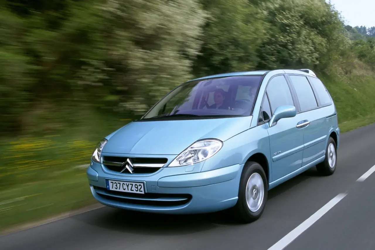 La Citroën C8, con i suoi interni spaziosi, sfreccia su una strada panoramica.