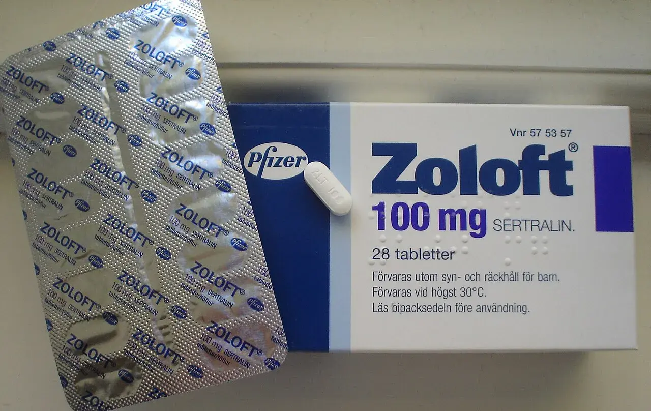 En förpackning och ett blister med Zoloft 100 mg, som innehåller sertralin för behandling av ångest.
