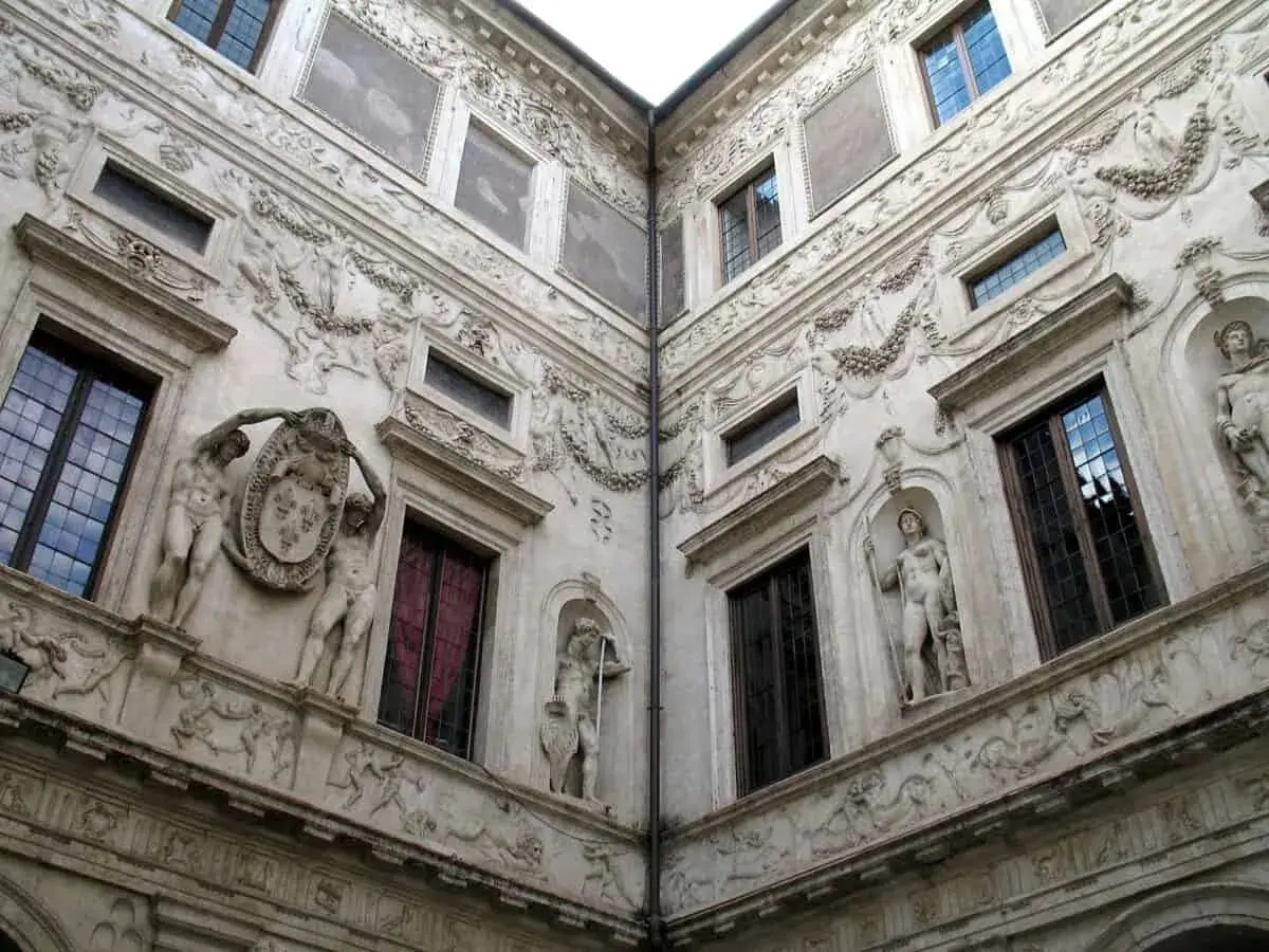 La facciata di Palazzo Spada rivela un cortile con sculture classiche e decorazioni elaborate.