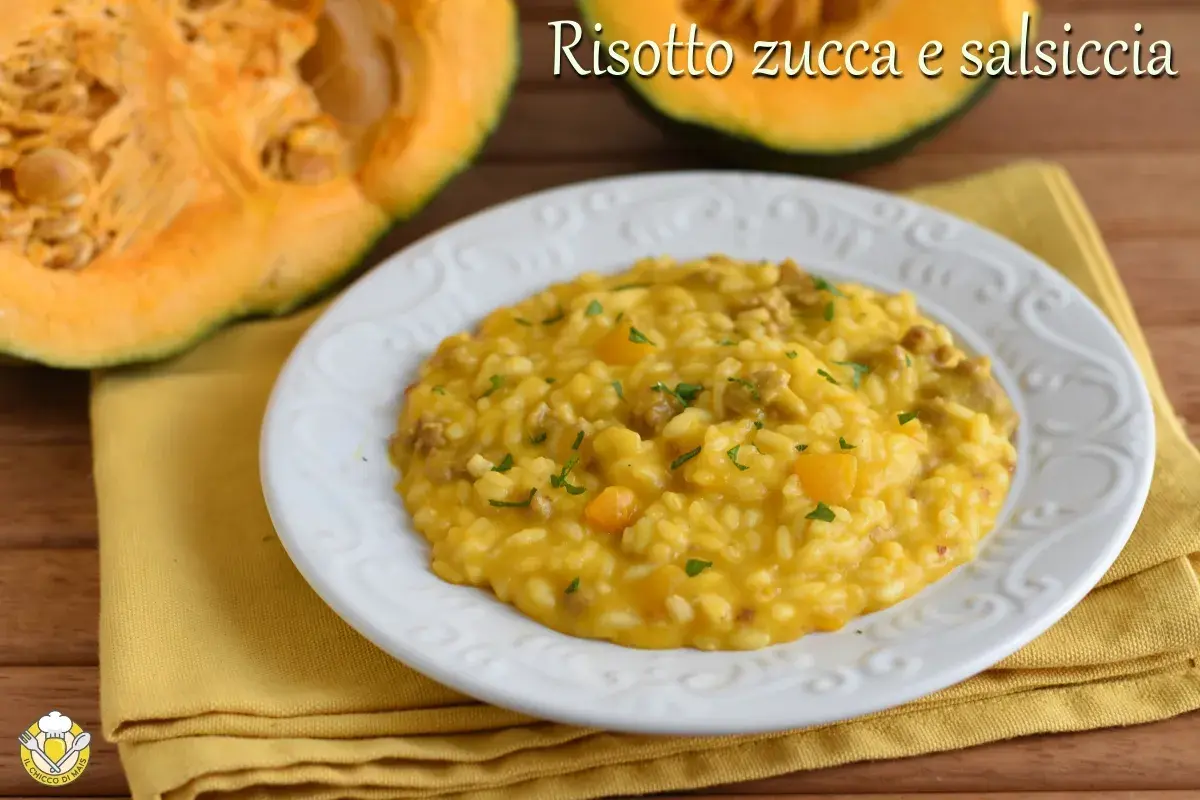Risotto zucca e salsiccia cremoso, un piatto autunnale ricco di sapore, guarnito con prezzemolo fresco.