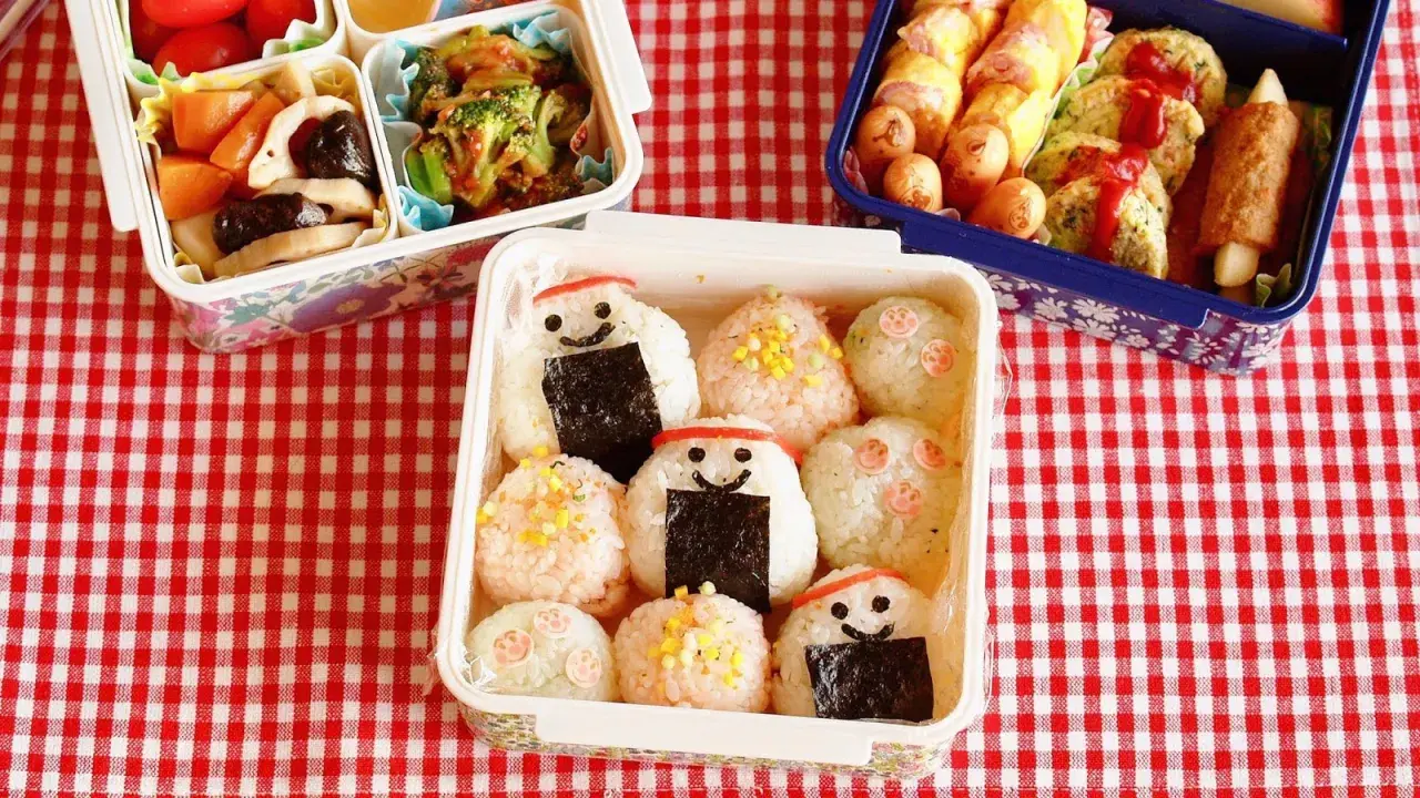 Cute onigiri with faces are ready to be enjoyed! Learn how to reheat onigiri for a delicious snack.
