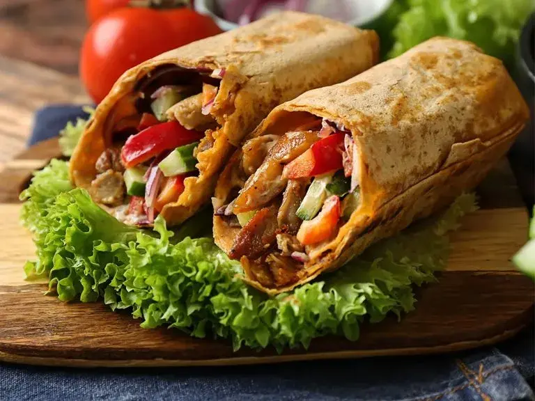 Kebab w tortilli: Ile kalorii i jak go odchudzić?