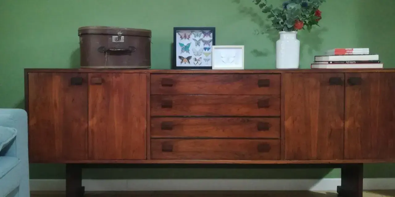 Credenze in legno scuro, perfette per chi cerca idee su come rinnovare mobili anni 60. Decorazioni con farfalle e fiori.