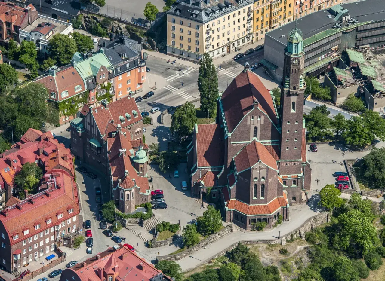 Engelbrektskyrkan i Stockholm, en imponerande byggnad med torn och röda tegeltak. Tänk dig en vacker engelbrektskyrkan konsert här.