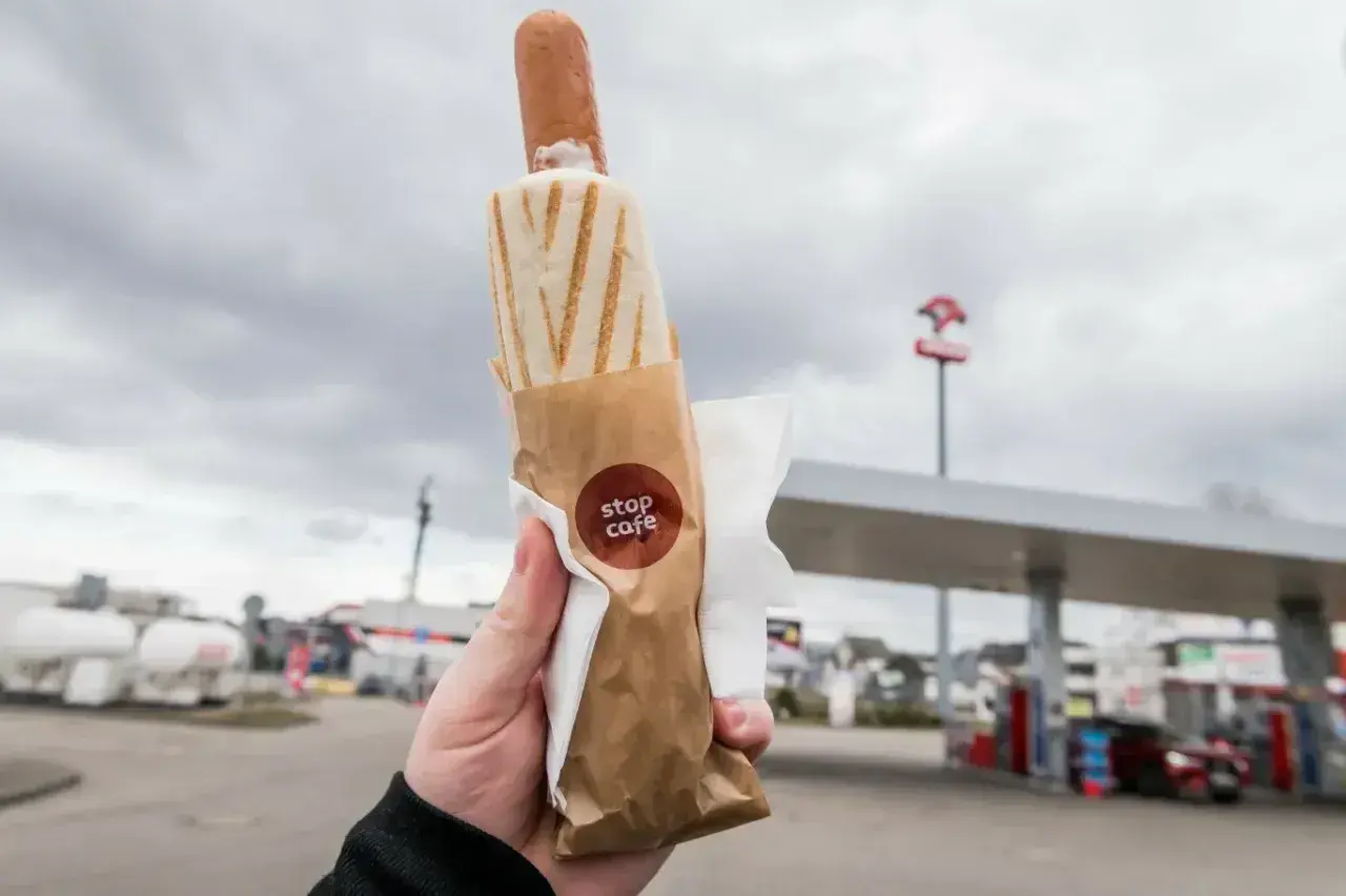 Pyszny hot dog z Orlenu, idealny na szybką przekąskę w podróży.