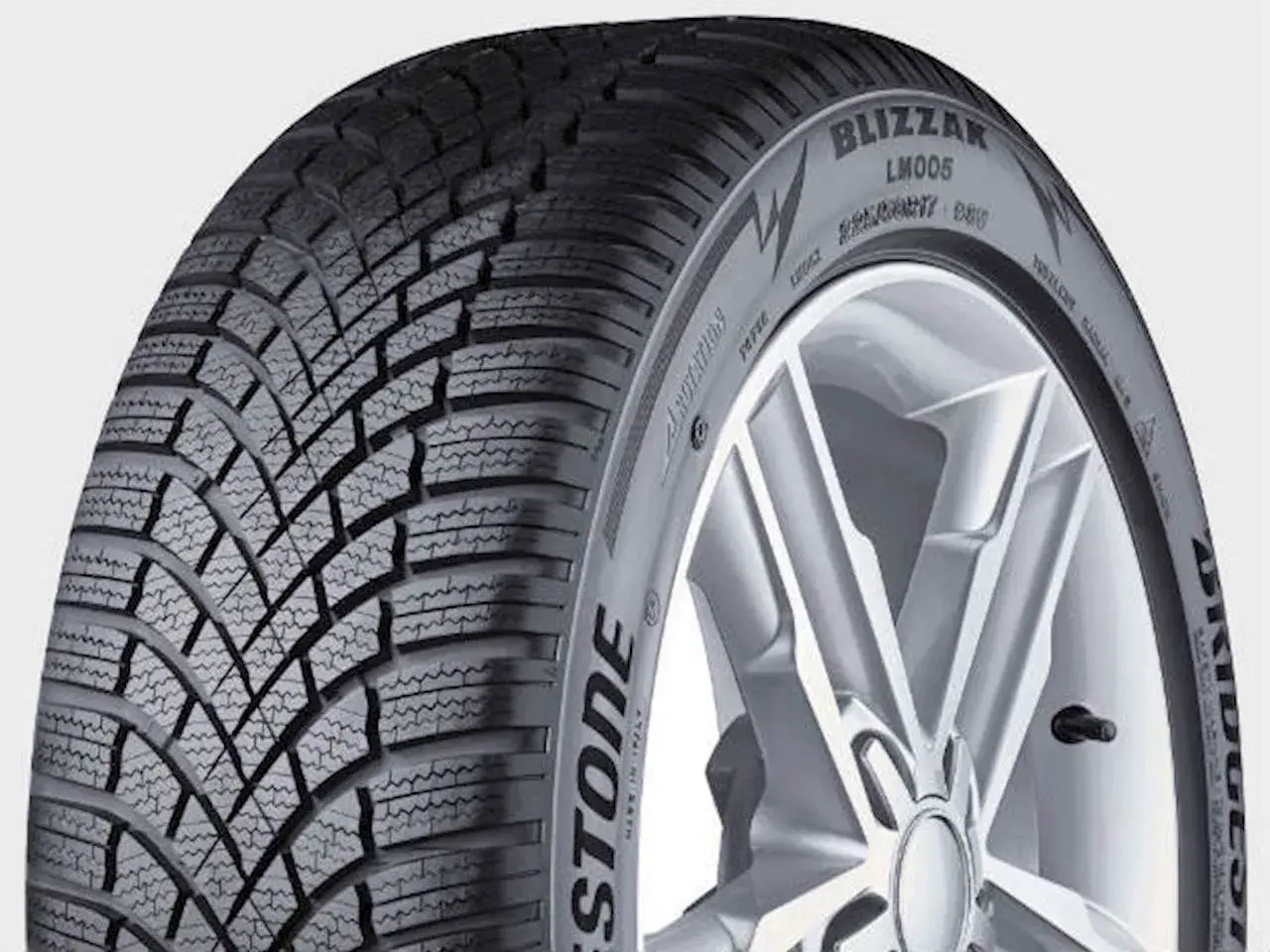 Opona zimowa Bridgestone Blizzak LM005 na feldze. Testy potwierdzają jej doskonałe właściwości jezdne na śniegu i lodzie.
