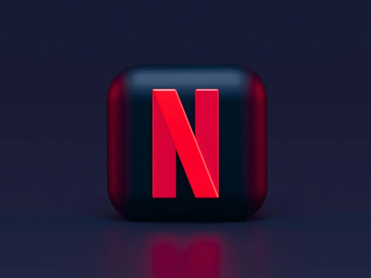 Czerwone logo Netflix na ciemnym tle. Niestety, Netflix nie działa, więc nie obejrzysz ulubionego serialu.