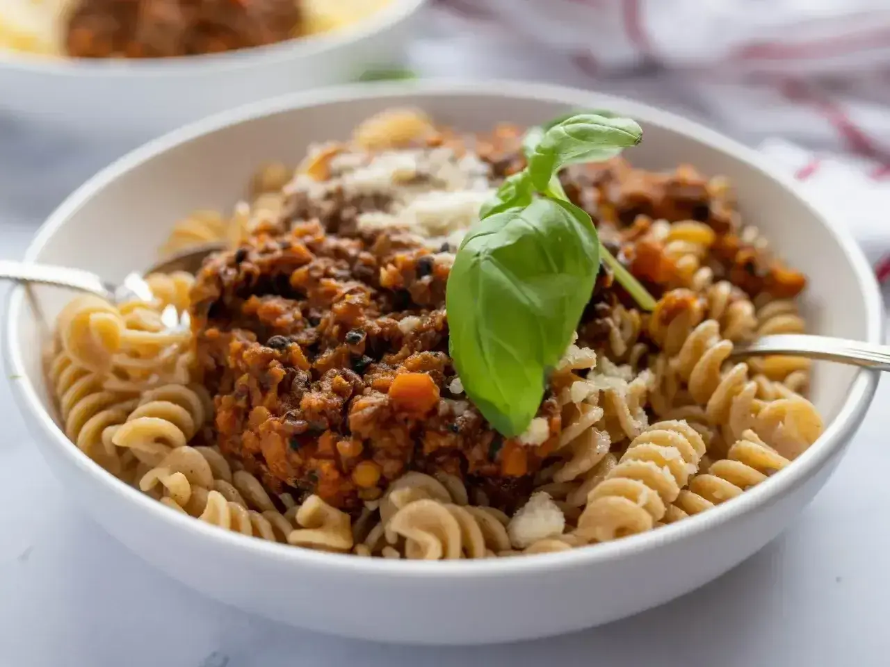 Pyszny makaron z sosem bolognese z soczewicy. Idealne przepisy na obiad.