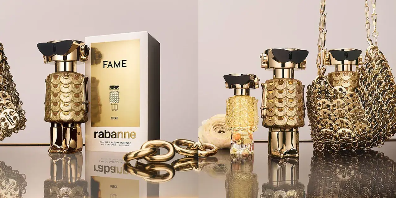 Złote flakony perfum FAME od Rabanne, ozdobione łuskami, przyciągają wzrok. Luksusowy dodatek dla każdej kobiety.