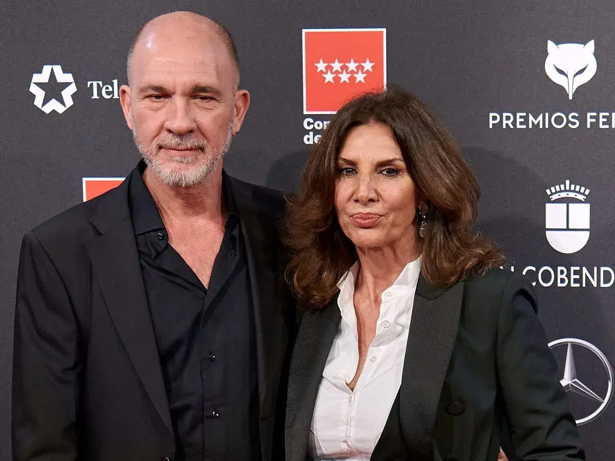 Pastora Vega y su pareja actual, sonrientes ante las cámaras en un evento.