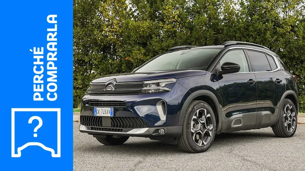 Citroën C5 Aircross blu, con un punto interrogativo stilizzato e la scritta "Perché comprarla". Valutiamo i suoi difetti.