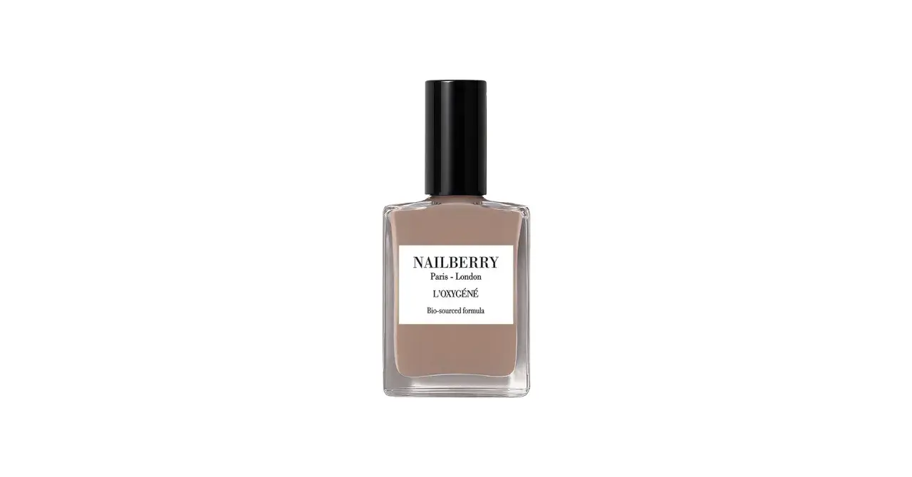 En flaska Nailberry nagellack i en neutral, ljusbrun nyans. L'Oxygéné-formulan är bio-baserad.