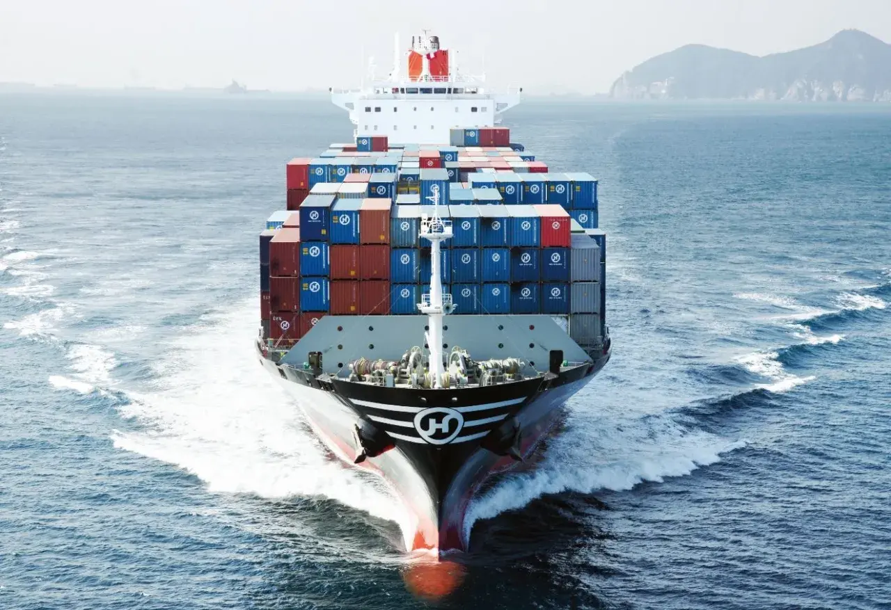 Kontenerowiec Hanjin Shipping płynący po morzu, z widocznym logo firmy na dziobie.