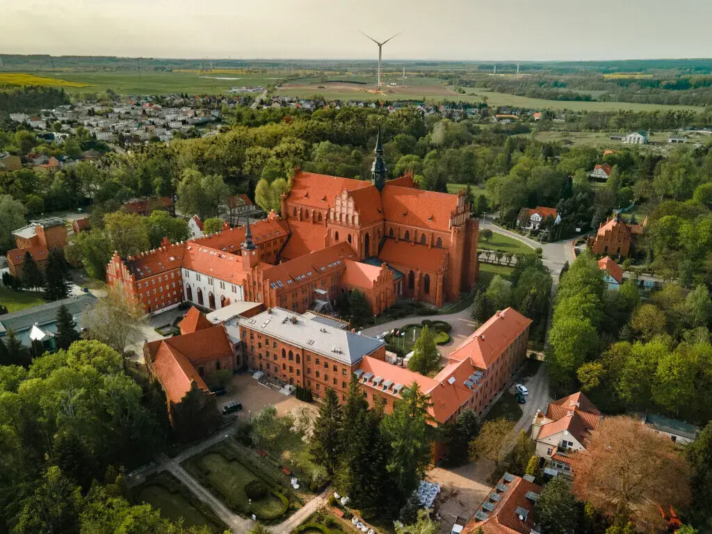 Gdzie leży Pelplin? Odkryj lokalizację i ciekawostki o mieście