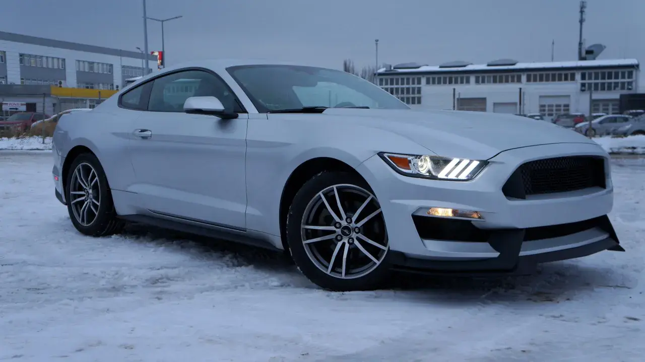 Srebrny Mustang 2.3 Ecoboost na śniegu, gotowy na zimowe wyzwania.