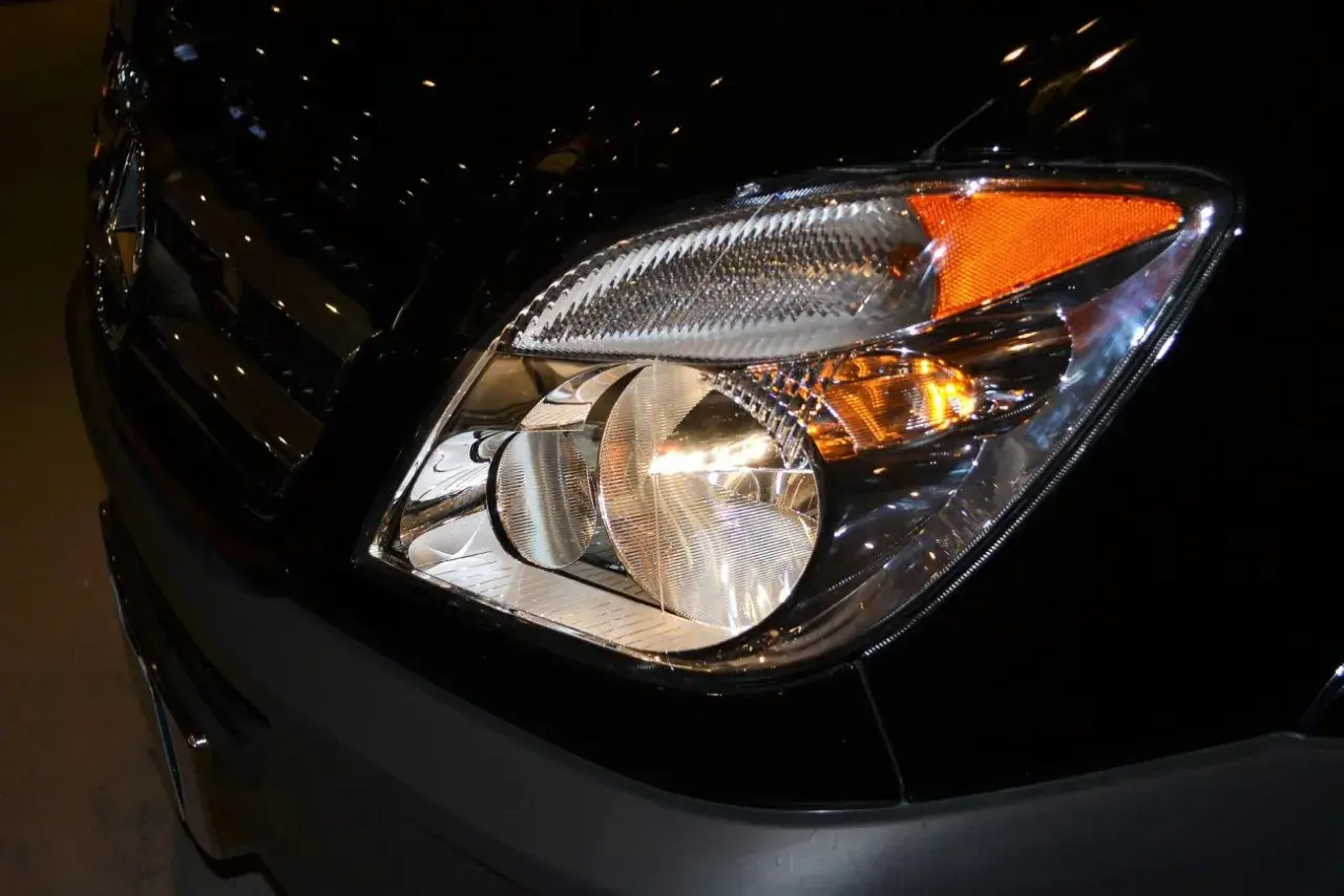 Reflektor Iveco Daily, gotowy do wymiany żarówki mijania.
