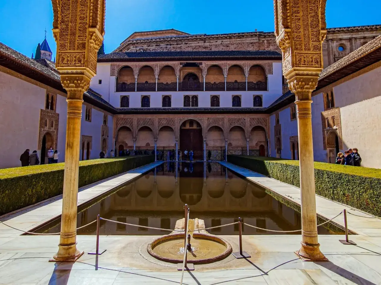 Cortile dell'Alhambra con piscina riflettente, un must per cosa vedere a Granada in 2 giorni.