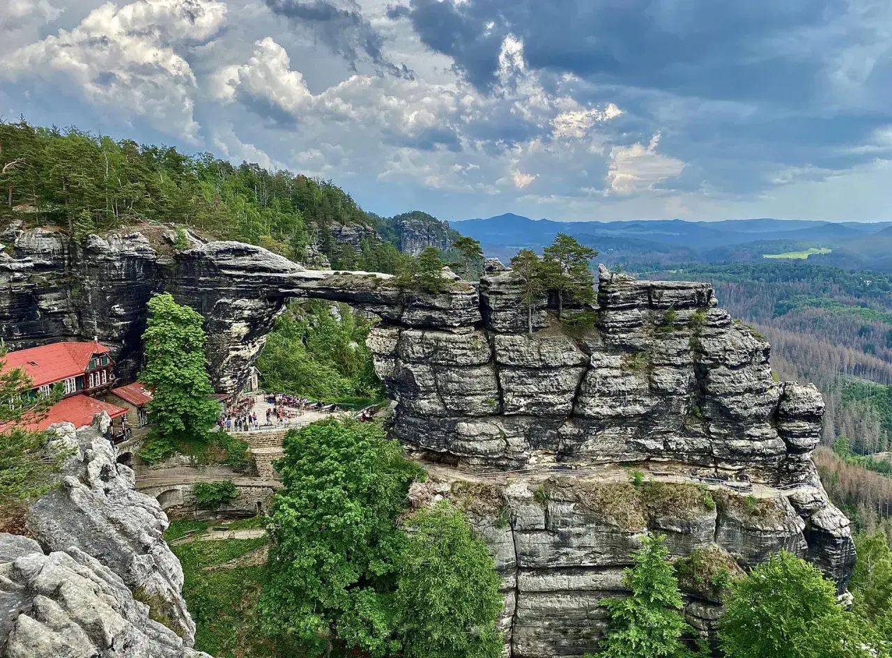 Felsentor in Böhmischer Schweiz, Tschechien. Naturwunder mit Wanderweg und Ausblick.