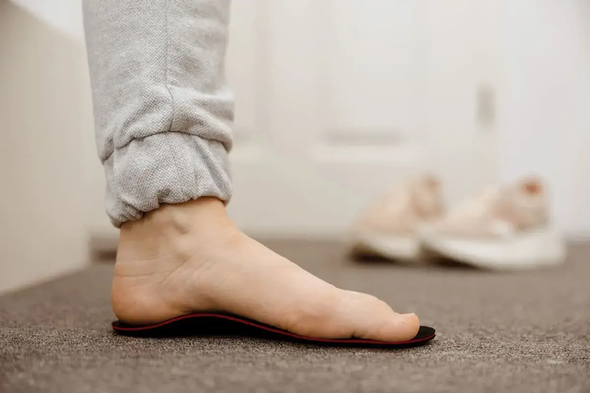 Fuß mit einer Einlage, die bei Hallux rigidus Linderung verschafft.