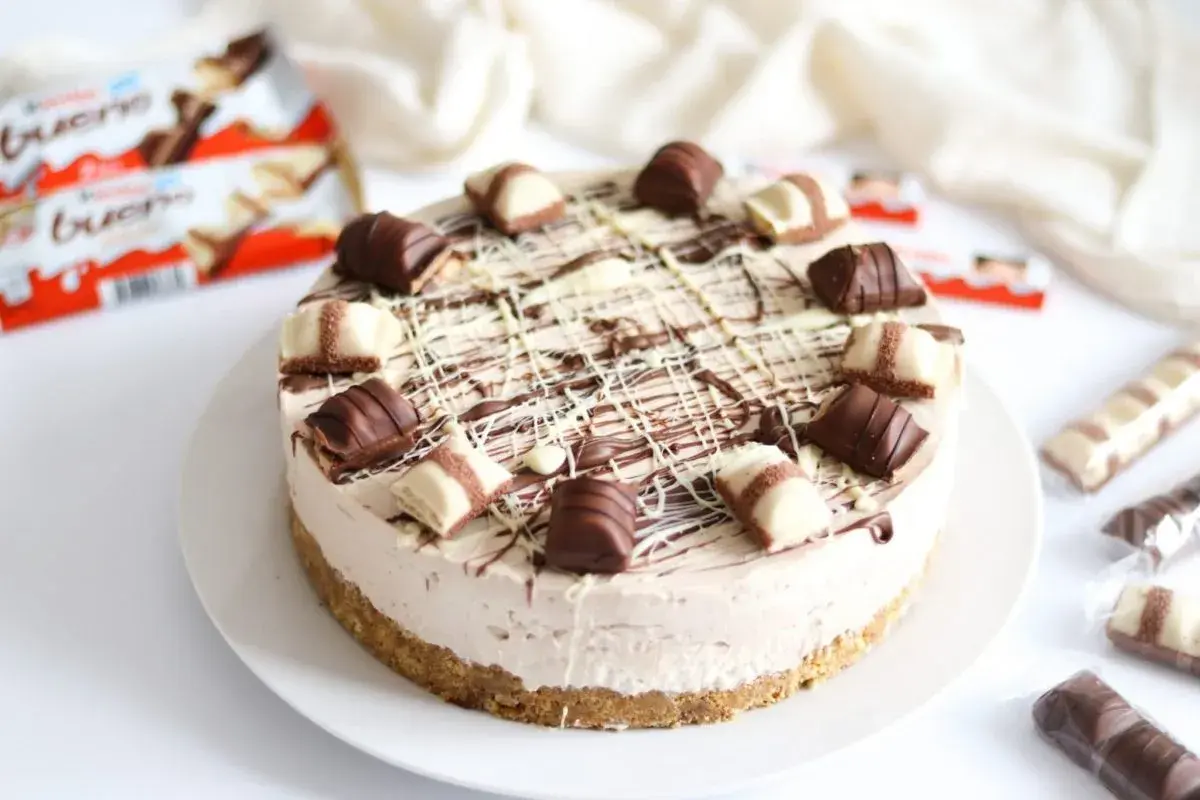 Wyobraź sobie 10 najlepszych ciast, a zobaczysz ten sernik Kinder Bueno! Kremowy, z polewą i kawałkami czekolady.