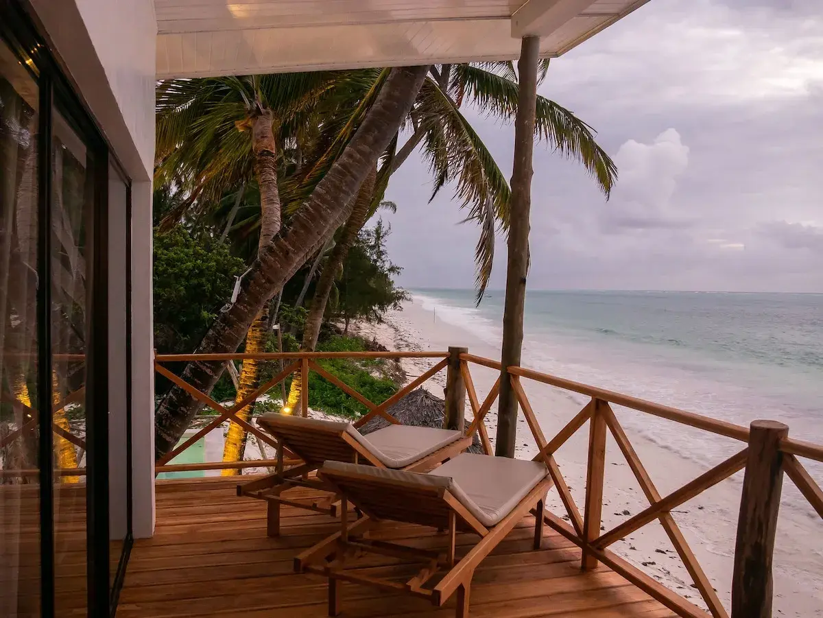 Relaks na tarasie z widokiem na plażę i ocean. Dwa leżaki czekają na gości, którzy chcą poczuć klimat pili pili zanzibar.