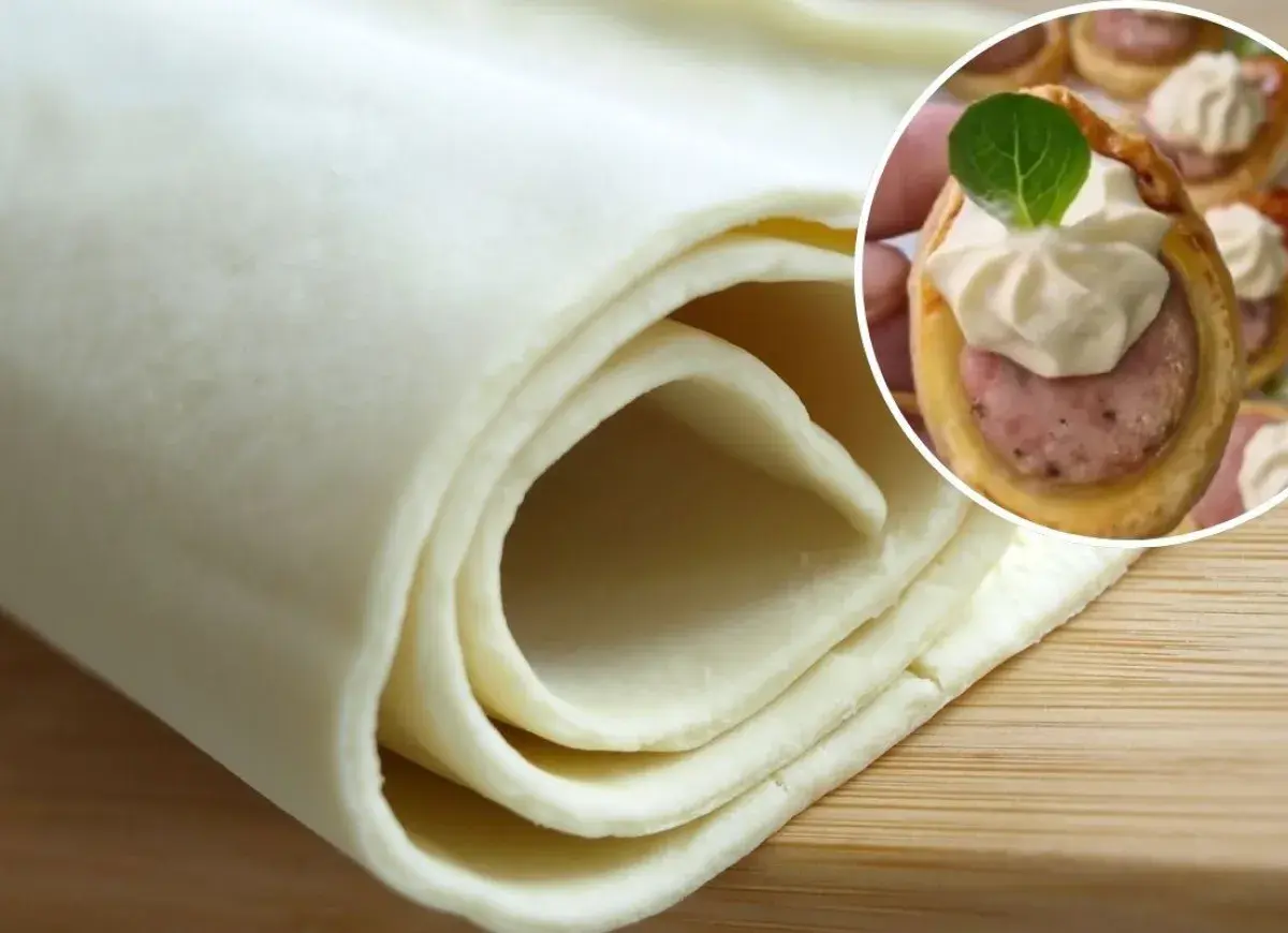 Ciasto francuskie zwinięte w rolkę i małe przekąski z kiełbasą w cieście francuskim.