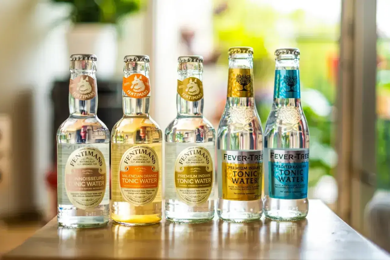 Pięć butelek toniku: Fentimans Connoisseurs, Fentimans Valencian Orange, Fentimans Premium Indian, Fever-Tree Premium Indian i Fever-Tree Mediterranean. Idealne do drinków z ginem.