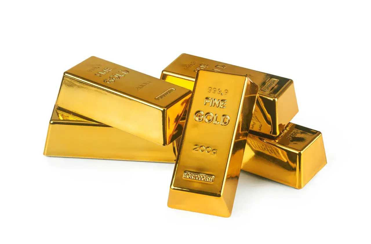 Lingotes de oro brillante apilados. El oro se utiliza para inversión, joyería y como reserva de valor.