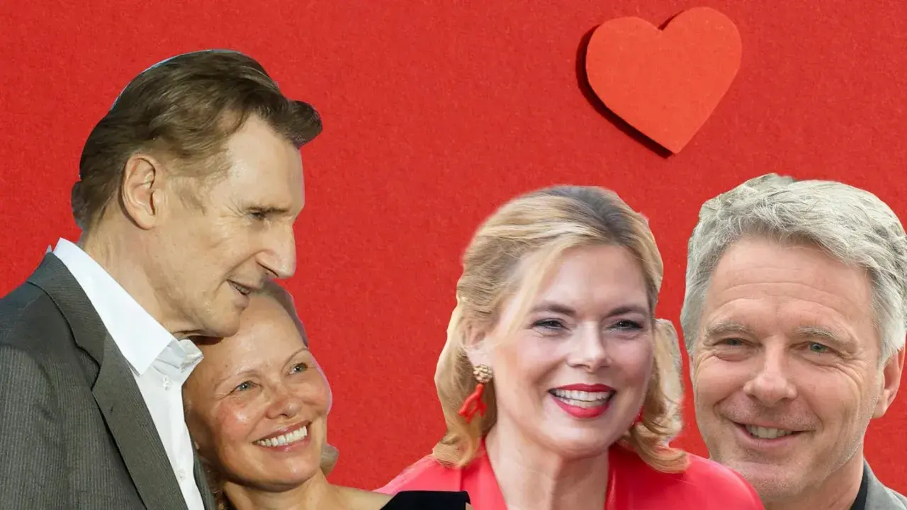 Liam Neeson und Pamela Anderson, ein Paar über 60, strahlen vor rotem Hintergrund. Daneben ein weiteres glückliches Paar.