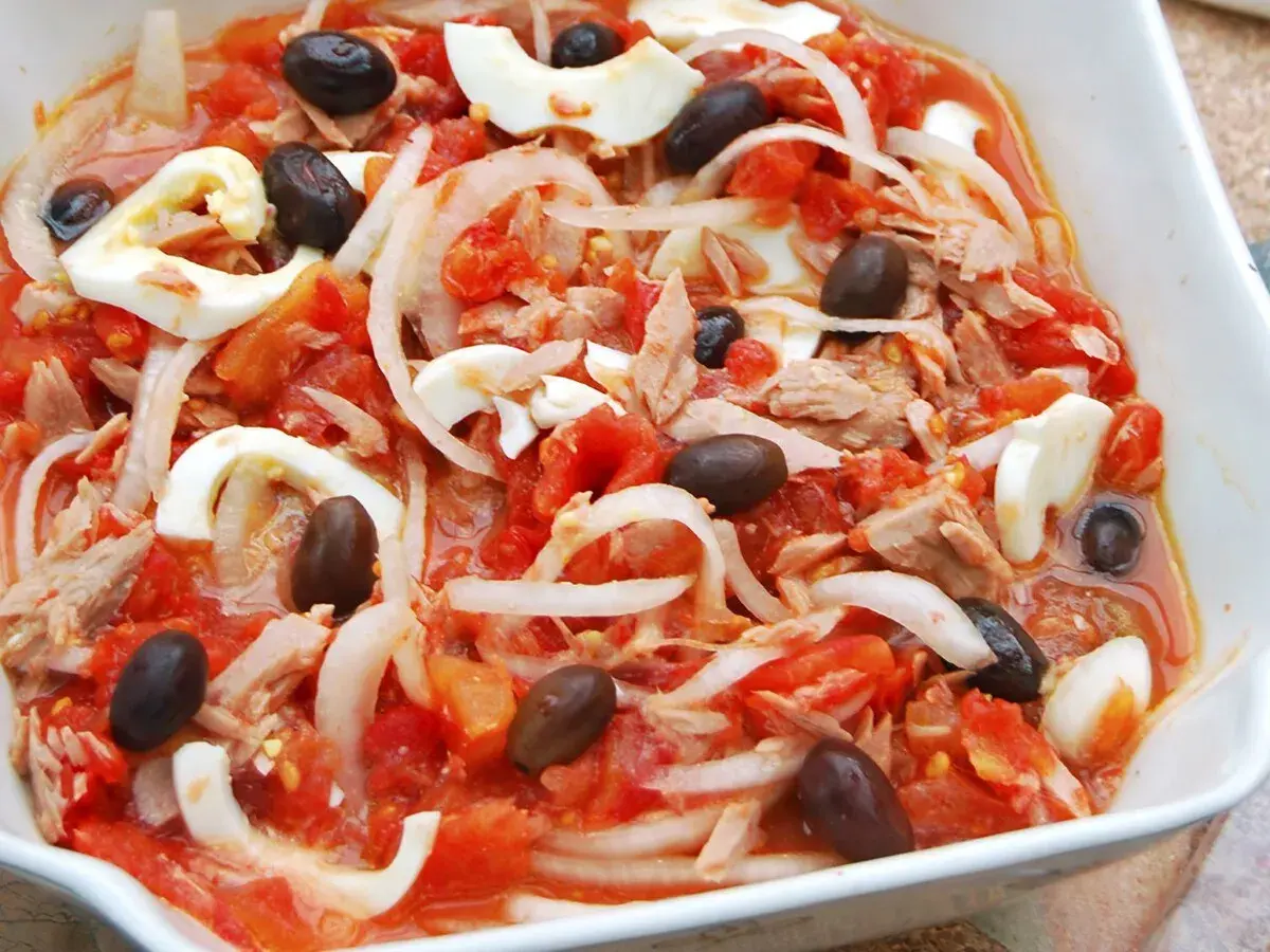 Ensalada murciana con tomate, cebolla, atún, huevo duro y aceitunas negras. Un plato fresco y lleno de sabor.