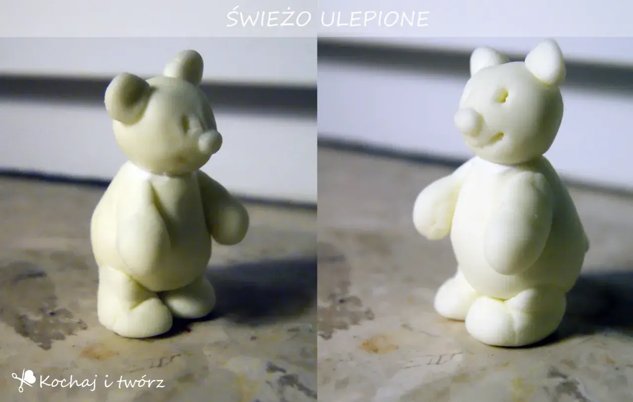 Dwa urocze, białe misie z masy porcelanowej, świeżo ulepione, czekają na swoje nowe życie.