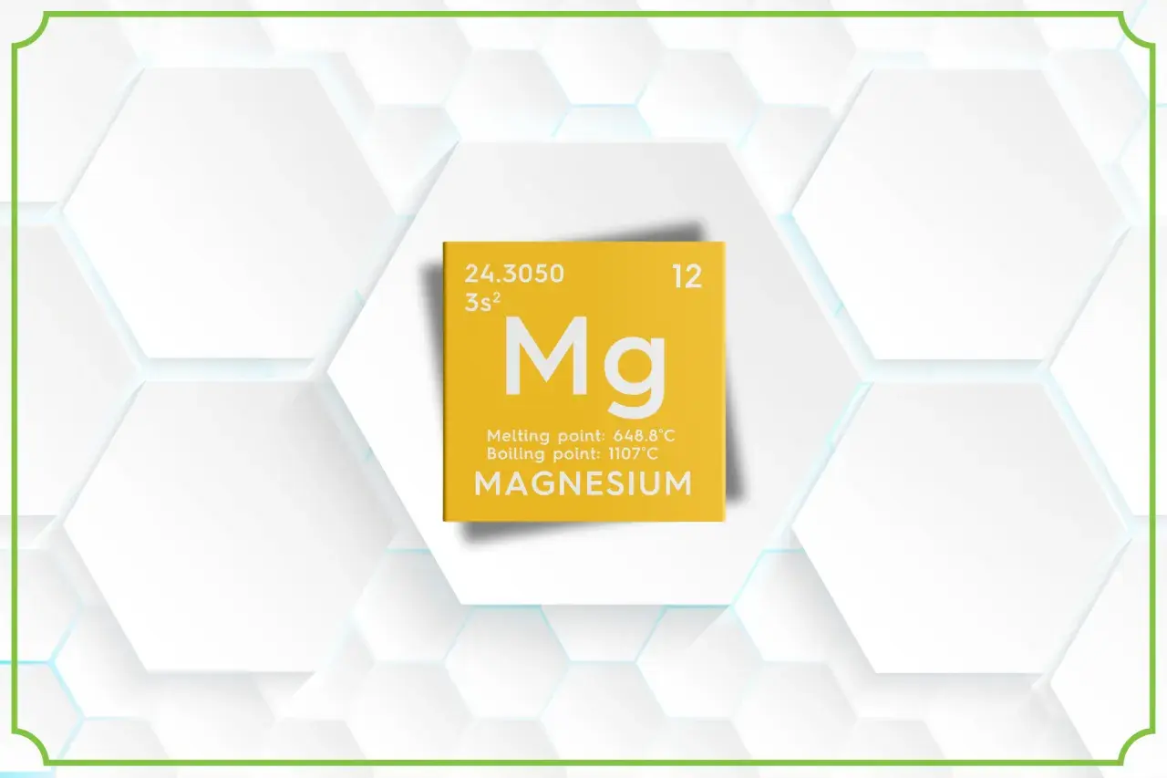 Żółta karta z symbolem pierwiastka Mg, jego masą atomową i temperaturami topnienia/wrzenia. To treonian magnezu, ważny dla zdrowia.