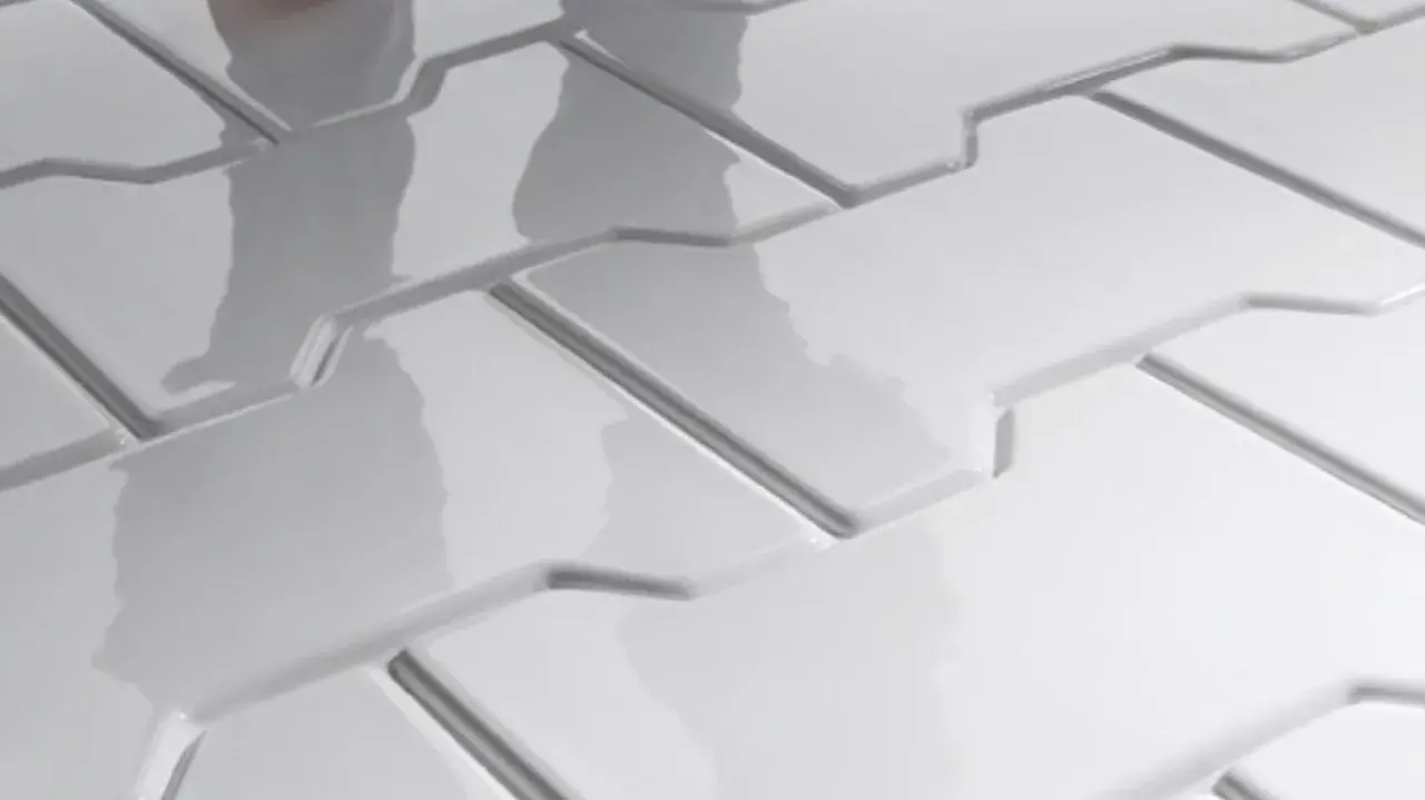 Biała, błyszcząca kostka bauma tworzy geometryczny wzór.
