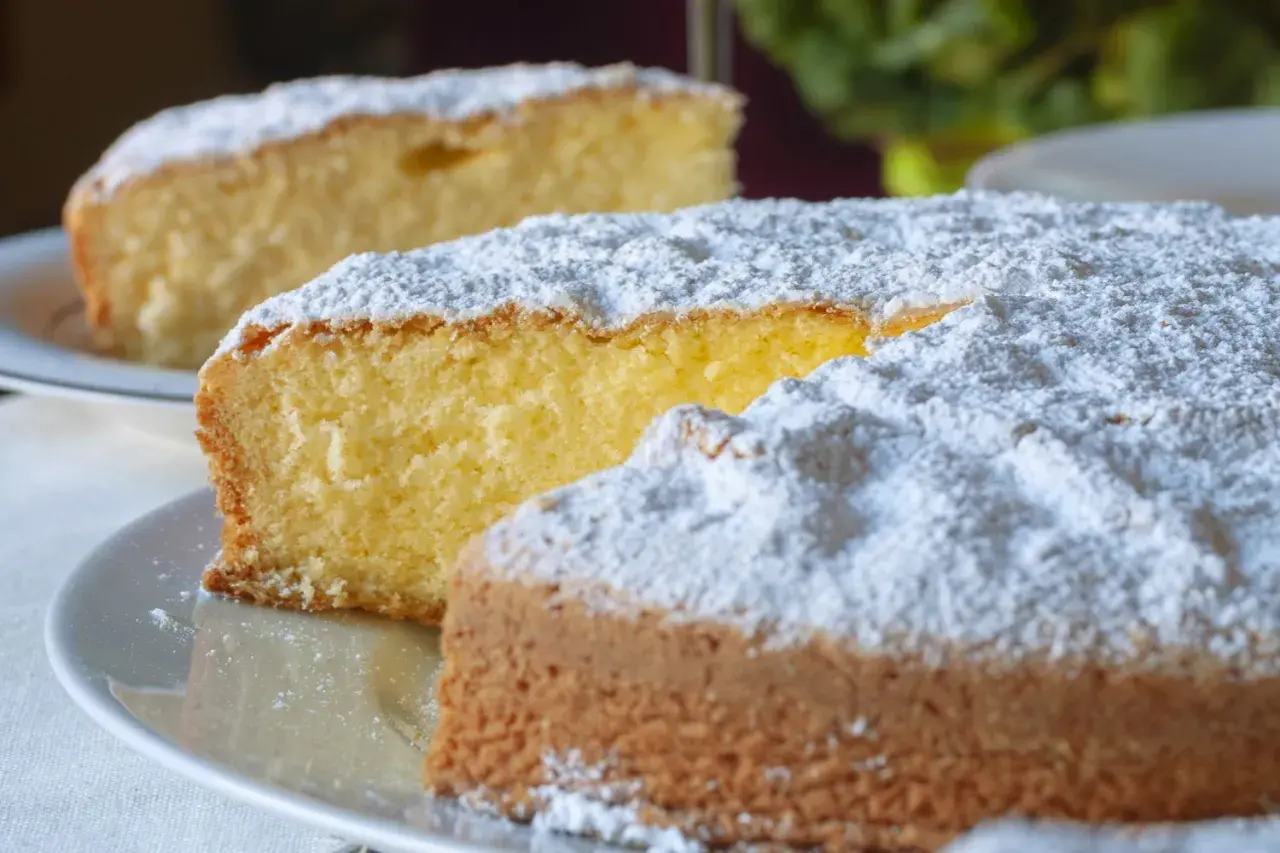 Una soffice torta paradiso, cosparsa di zucchero a velo, pronta per essere gustata.