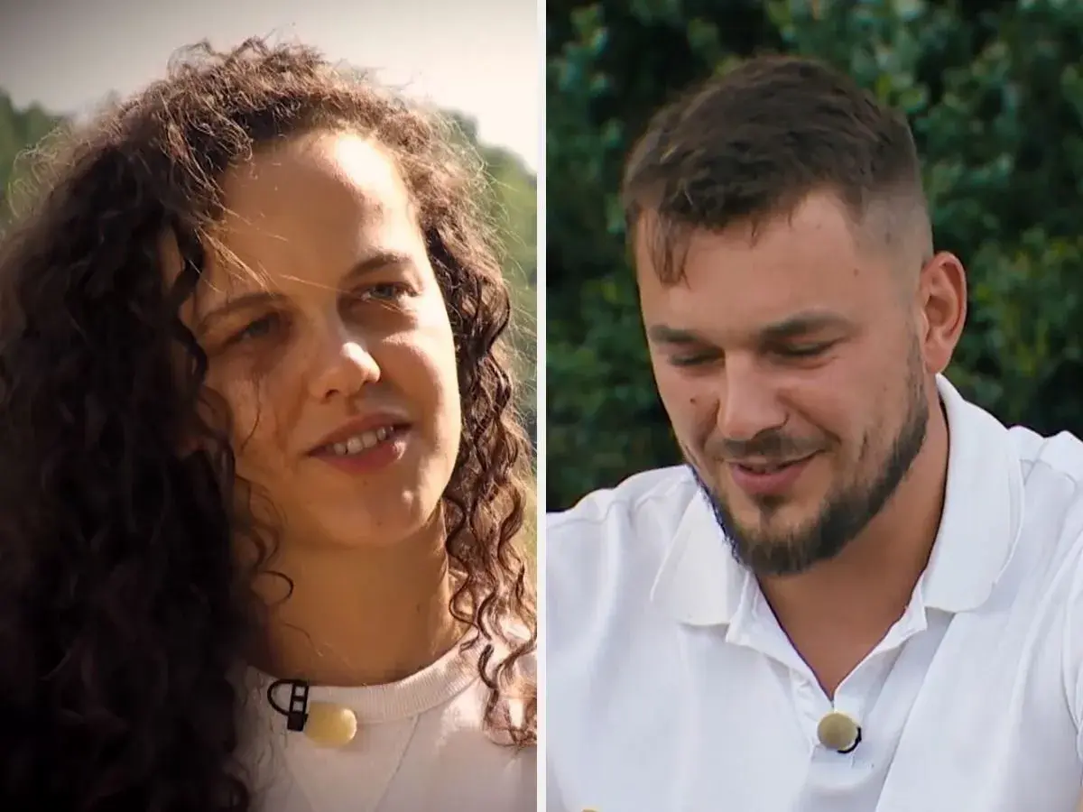 Kobieta z kręconymi włosami i mężczyzna z zarostem, uczestnicy programu "Rolnik szuka żony 10", patrzą w różne strony.