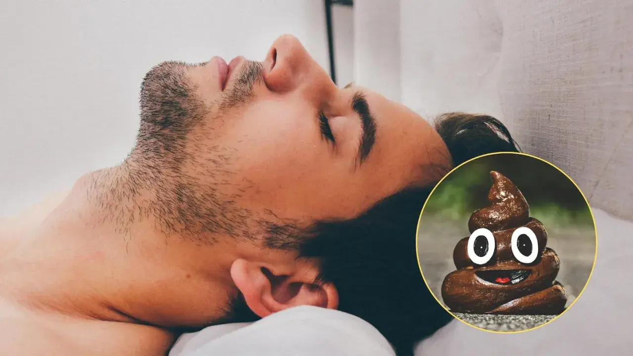 Hombre durmiendo plácidamente, ajeno a que está a punto de soñar que te cagas encima con una cara sonriente de caca.