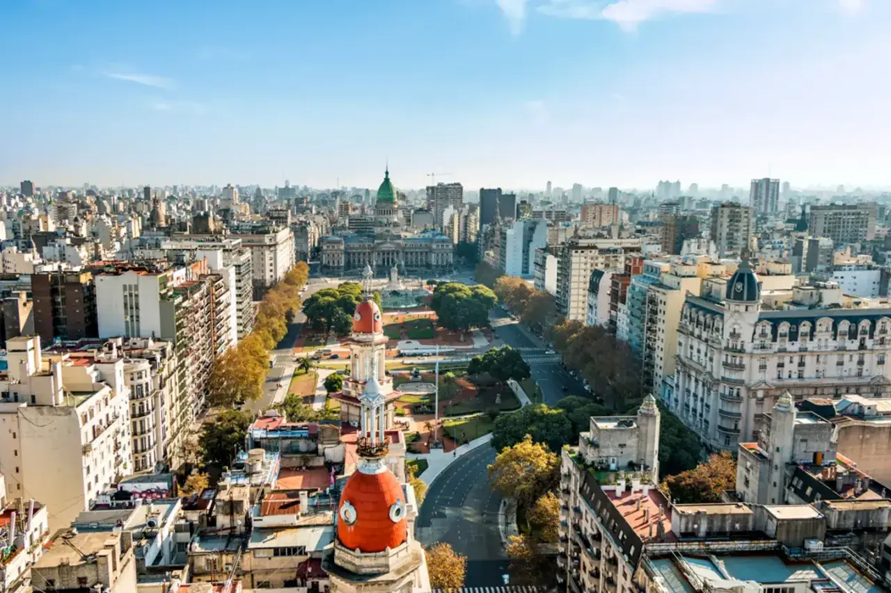 Vy över Buenos Aires med dess arkitektur och gröna torg.