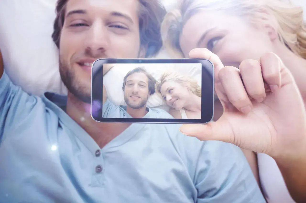 Para dowodzi, jak się zakochać, robiąc sobie selfie w łóżku.