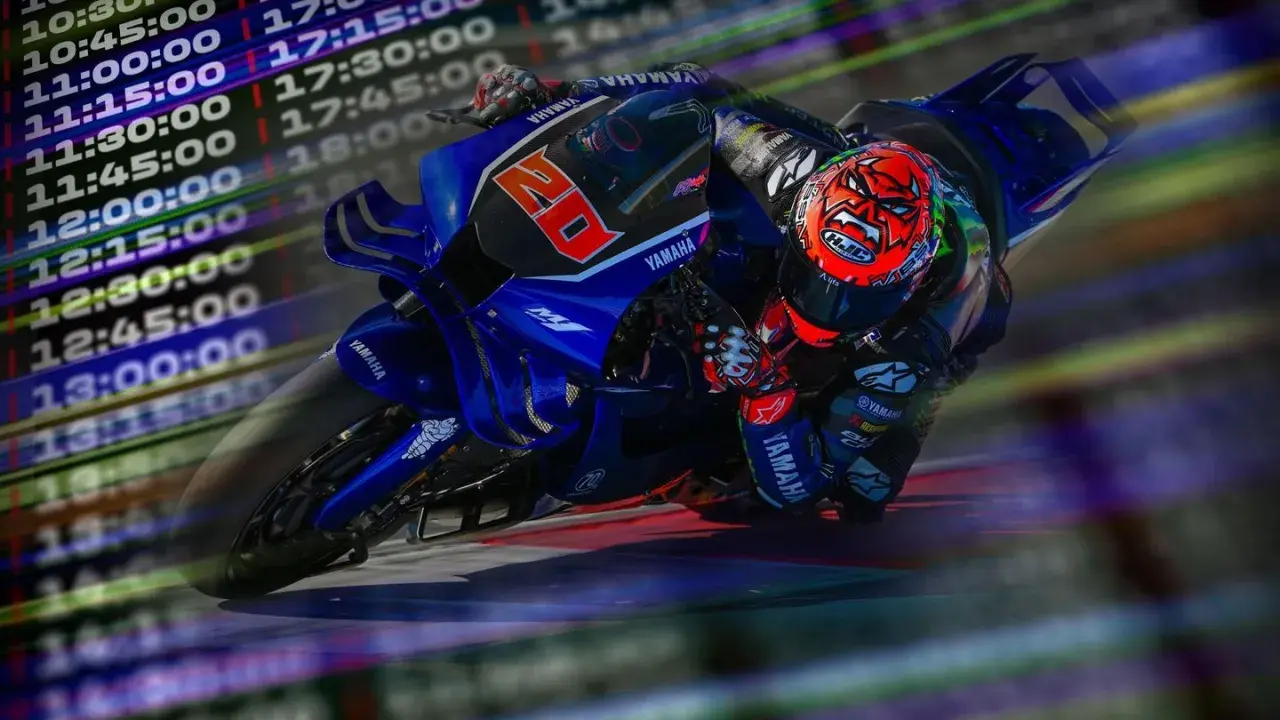 Piloto de MotoGP en acción durante el test Misano, con tiempos de vuelta en pantalla.