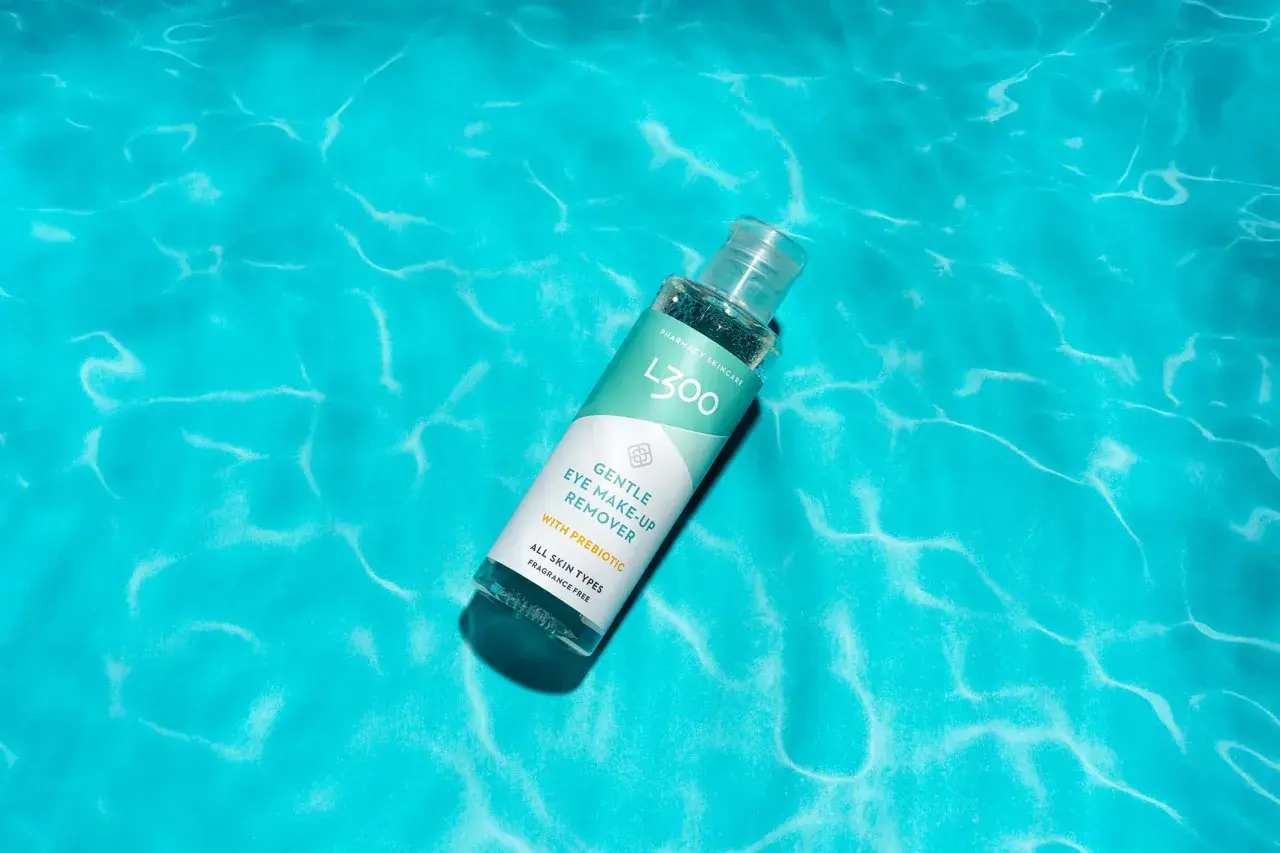 L300 Gentle Eye Make-Up Remover, en effektiv sminkborttagning utan olja, vilar på en bakgrund av turkost vatten.