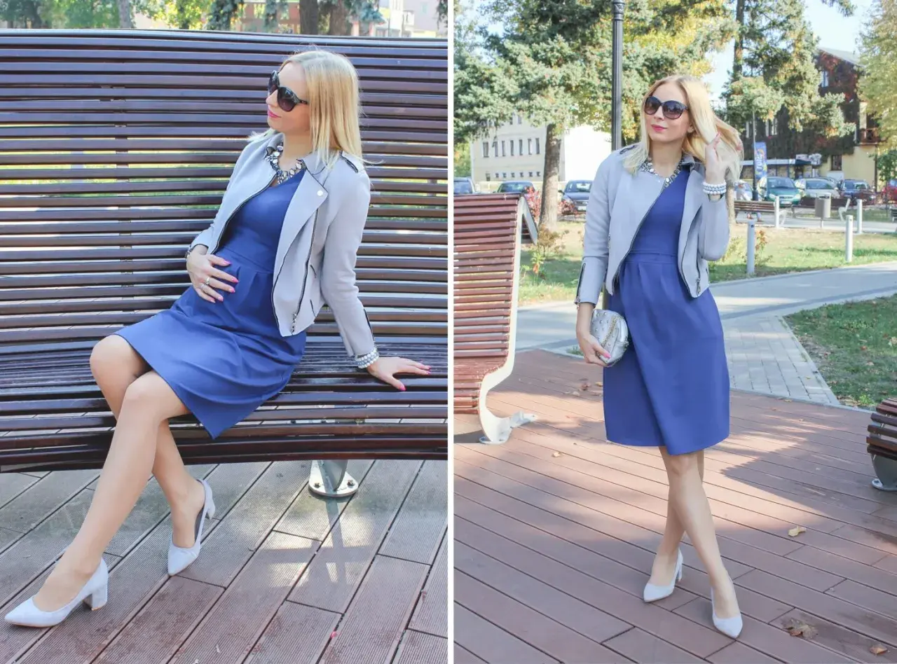 Stylowe stylizacje dla kobiet w ciąży: niebieska sukienka, szara ramoneska i szpilki. Elegancko i wygodnie.