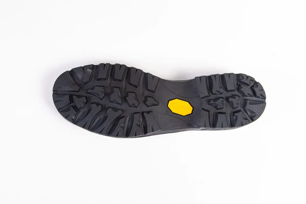 Podeszwa Vibram do butów trekkingowych, gotowa do wymiany, zapewni przyczepność na szlaku.